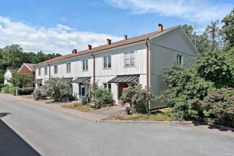 Nybyggd sprängstensmur intill garageuppfart, Södertälje Skogsäng